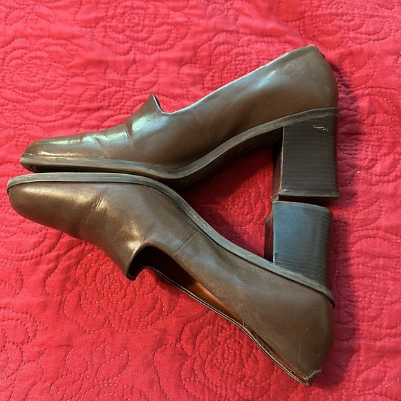 Brown leather pumps size 8.5M - Picture 3 of 4